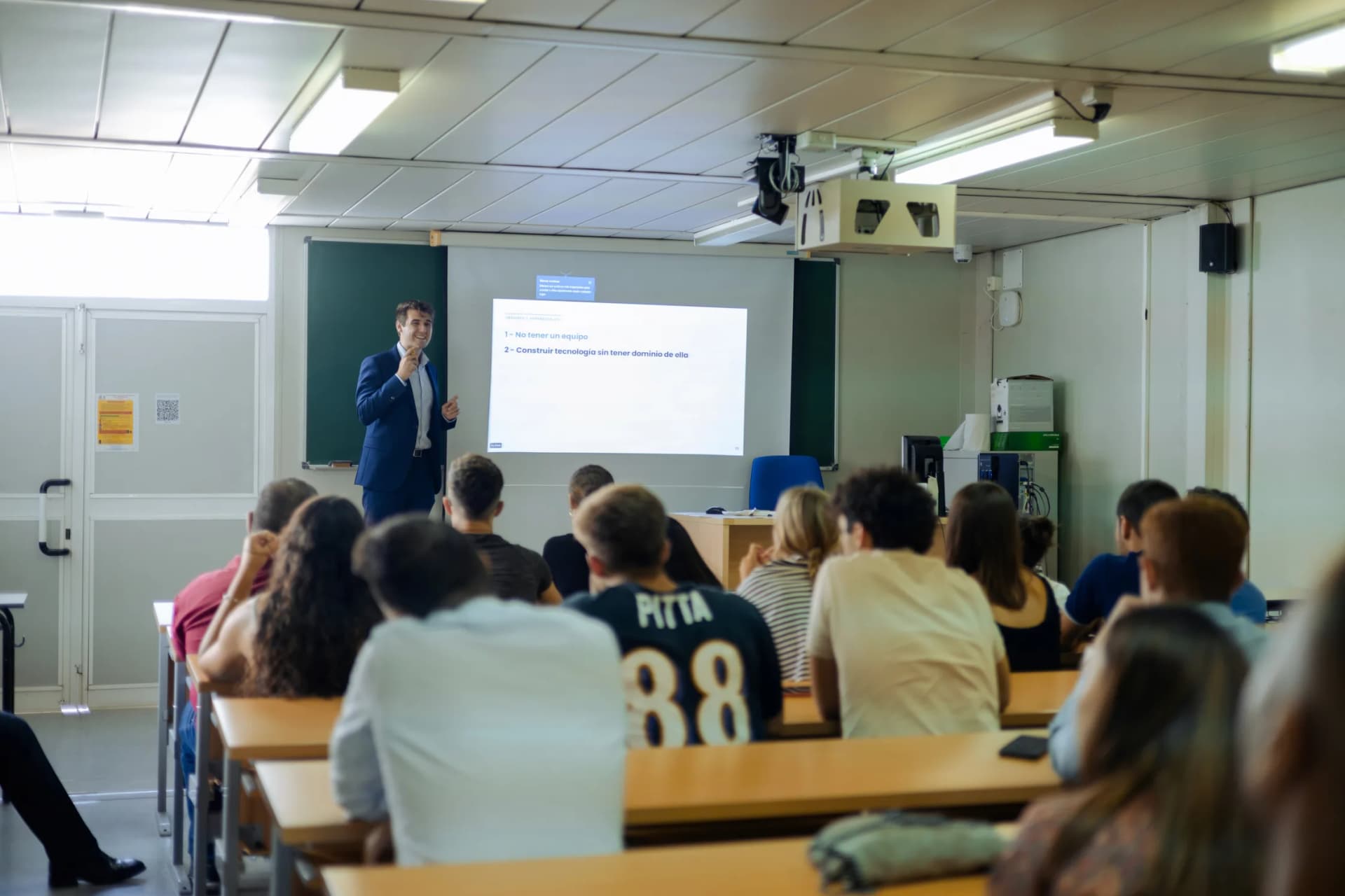 Charla sobre franquicias ante un grupo de emprendedores